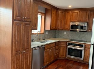 3225 S Queen Ridge Dr, Independence, MO 64055