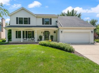 16 Redstart Rd, Naperville, IL 60565