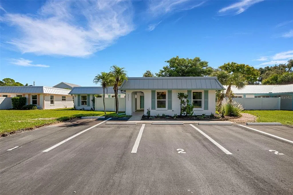 1 bed, 1.0 bath, 735 sqft, $1,750 — Photo 1