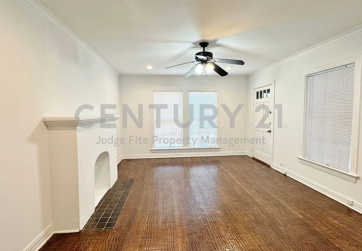 Cozy Tudor-Style 2/1 In Great Dallas Location For Rent! — Photo 4