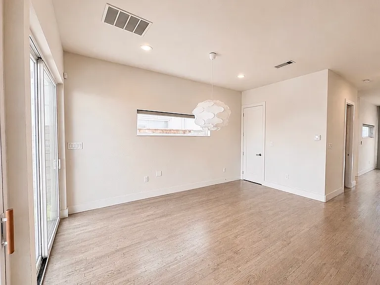207 Adrian Dr — Photo 5