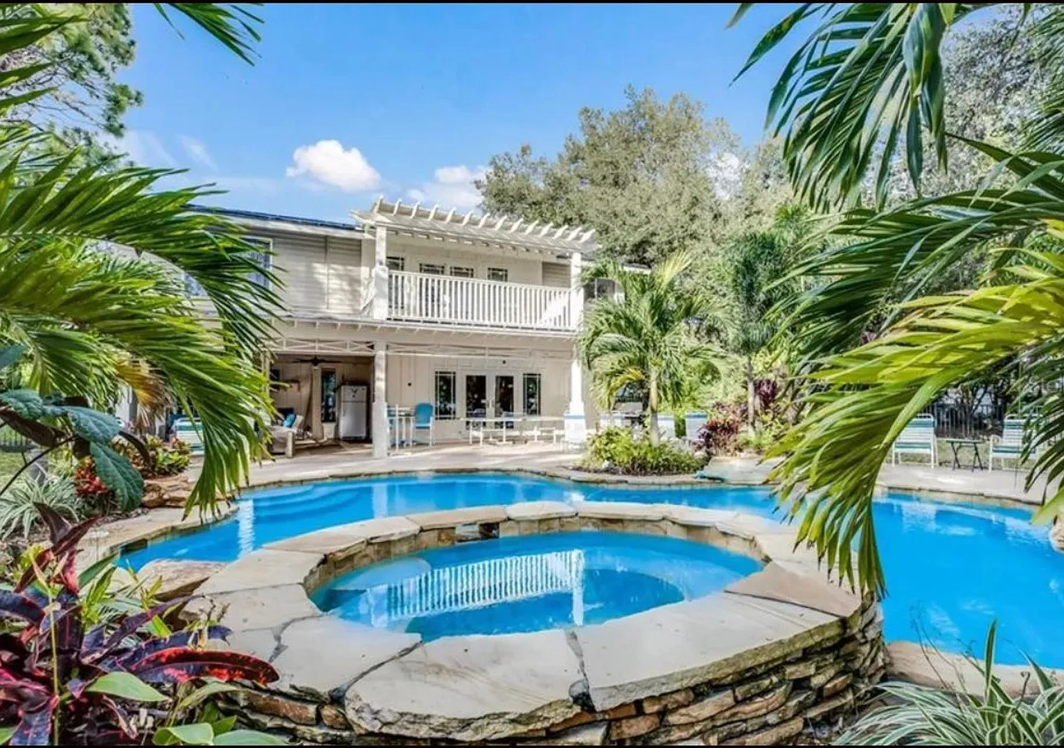 Furnished home on Palma Sola Bay with dock and pool — Photo 1