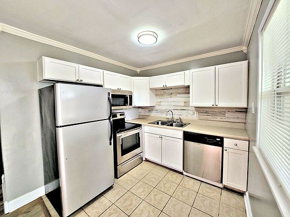 5th image of 1504 Oakwood Ave NE APT 4