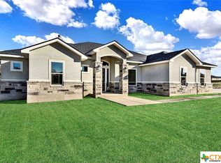 105 Hondo Rdg, La Vernia, TX 78121