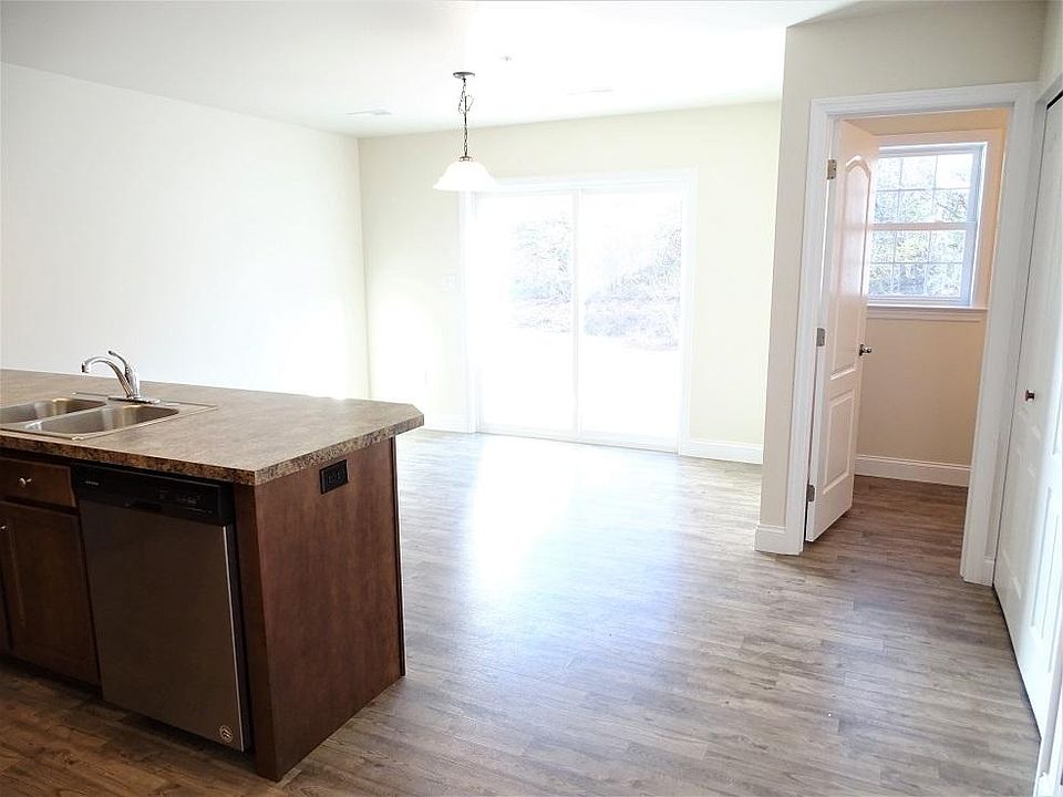 Dining Area & Kitchen