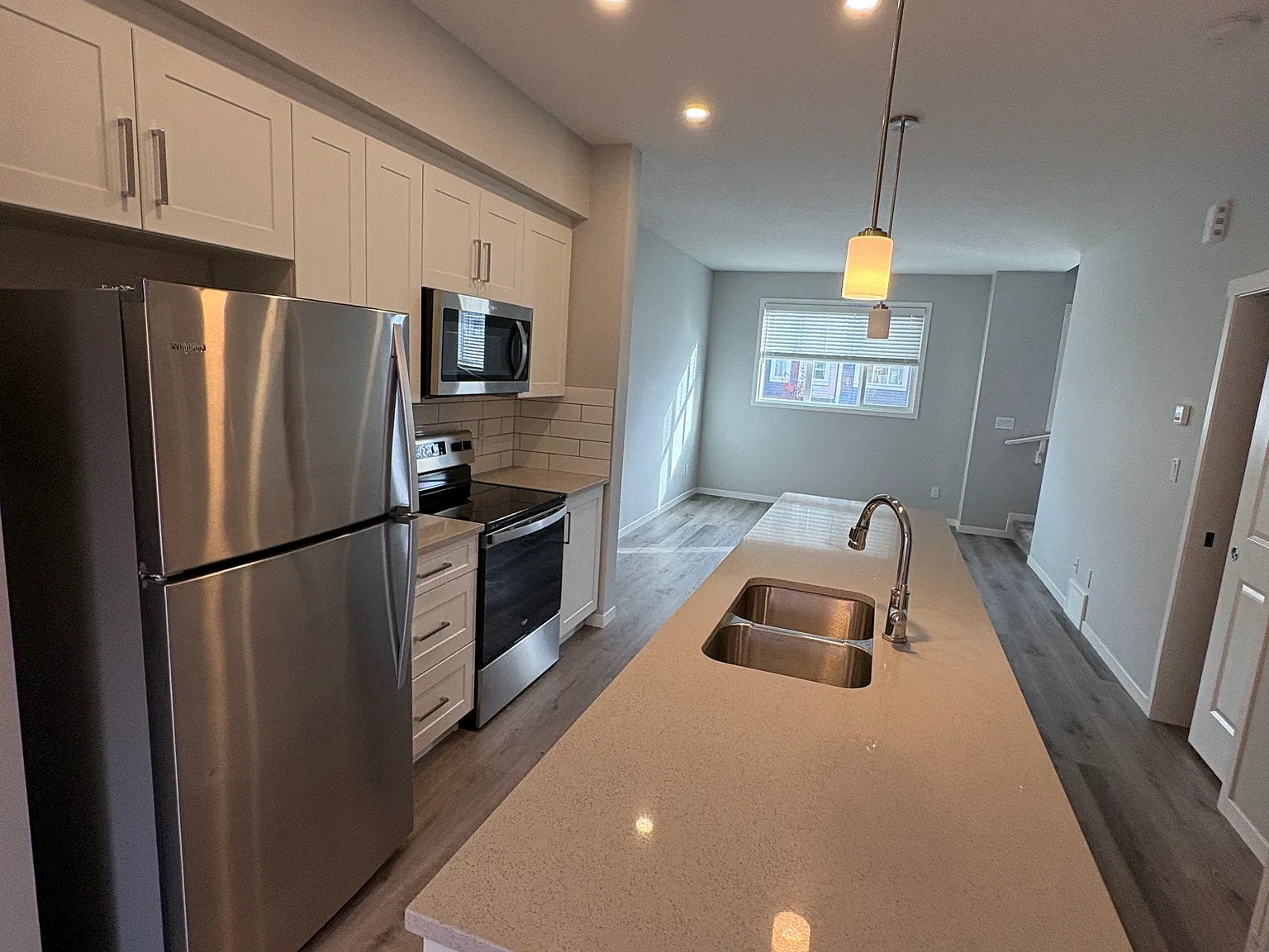 SF99 - Modern 2 Bedroom + Den 2.5 Bathroom Townhouse in Secord - 1 month FREE — Photo 4