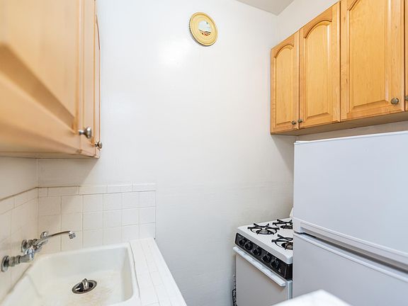 2nd image of 525 Stockton St #H