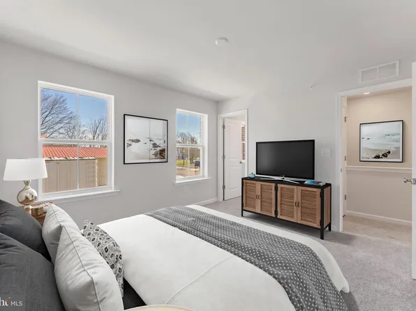 38 N 8th St #B19, Perkasie, PA 18944