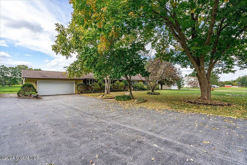 4th image of 1072 Ballston Lake Road