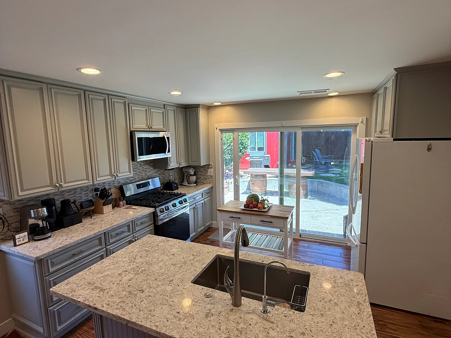 3 bed, 1296 sqft, $4,350 — Photo 4
