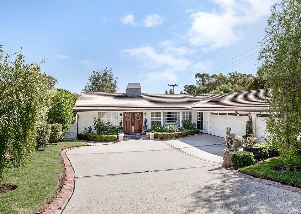 1st image of 6 Dapplegray Ln