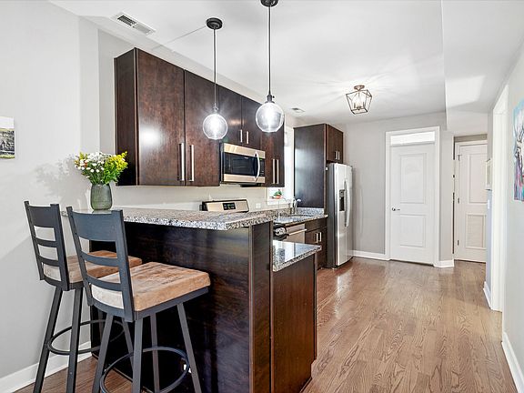 5th image of 1525 W Barry Ave APT 3R