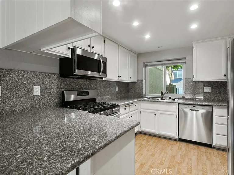 22181 Summit Hill Dr #28 — Photo 3