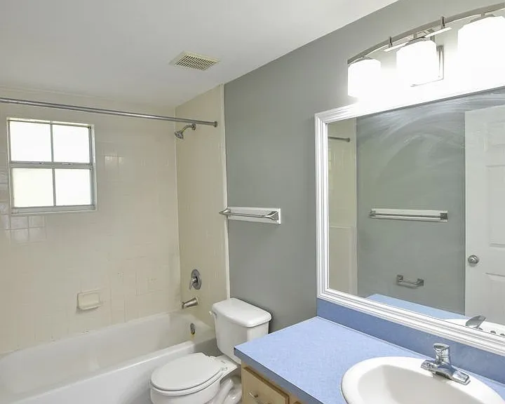 2304 SW 35th Pl — Photo 47