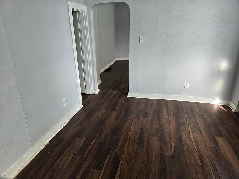 219 E 8th St #4 — Photo 6