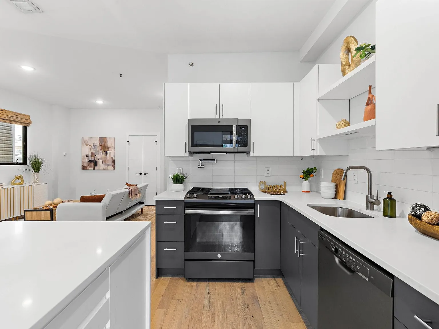 3 bed, 3.0 bath, 1402 sqft, $3,200 — Photo 4