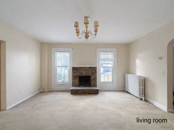 167 Middle Rd APT 1, Sayville, NY 11782