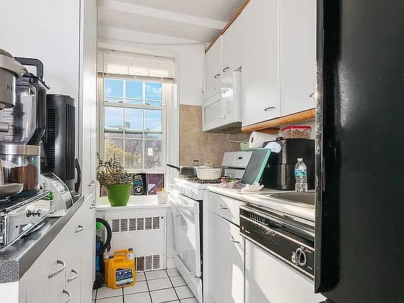 3rd image of 140-21 Burden Cres APT 404