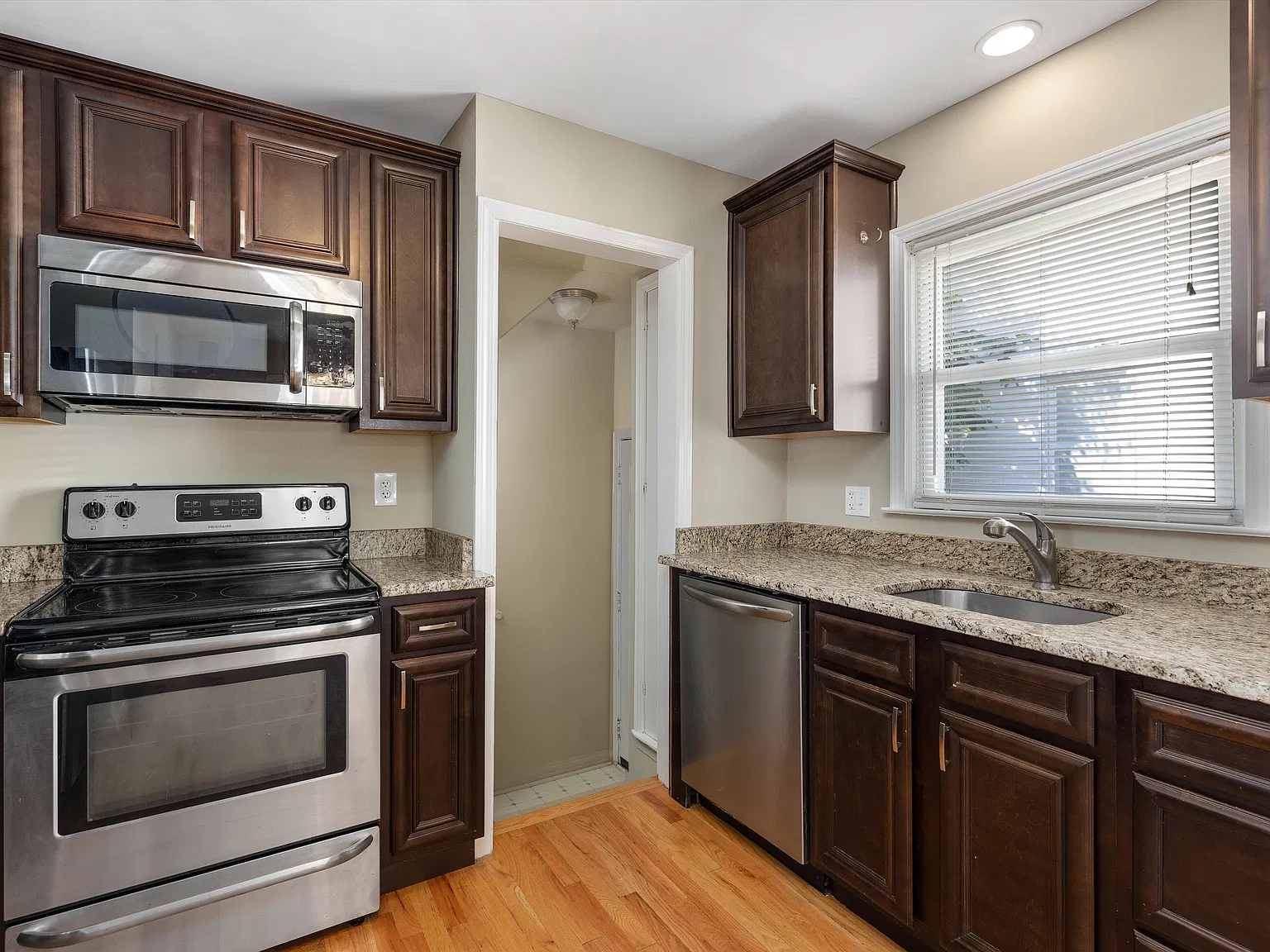 3 bed, 1065 sqft, $2,445 — Photo 2