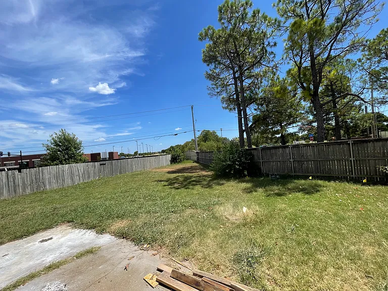 813 E Indianapolis St — Photo 33