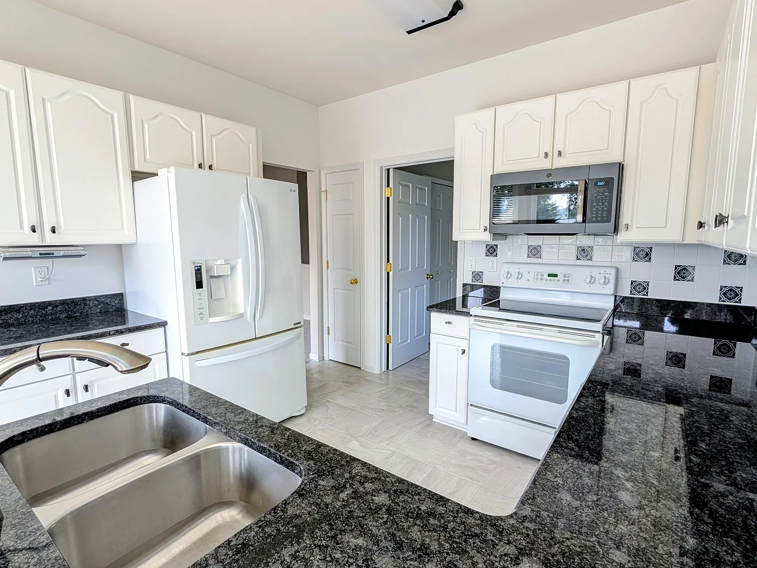 3 bed, 2807 sqft, $2,500 — Photo 2