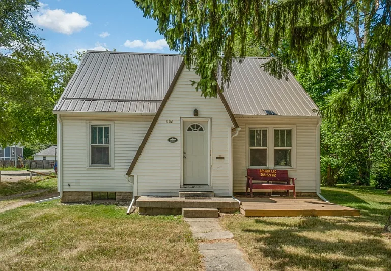 806 S Douglas St — Photo 1