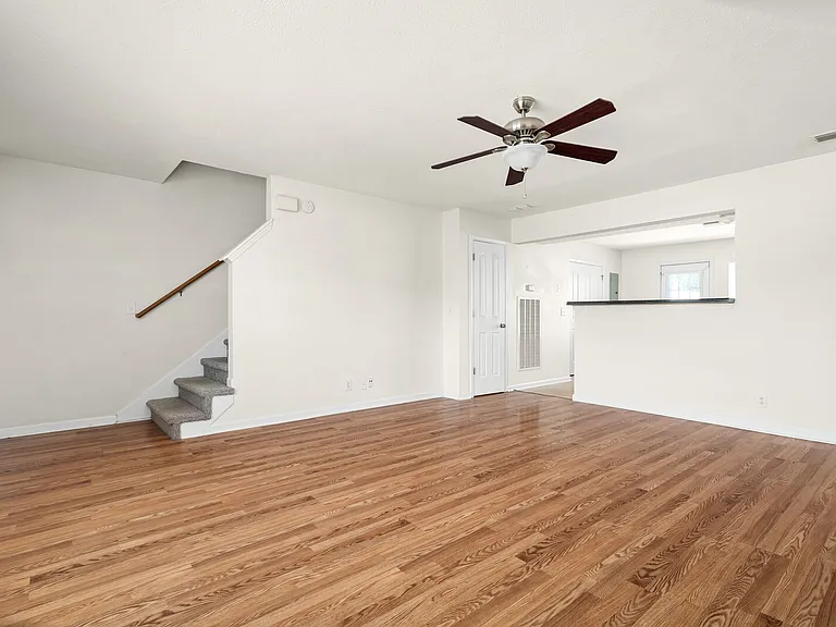 426 Arapaho Dr — Photo 2