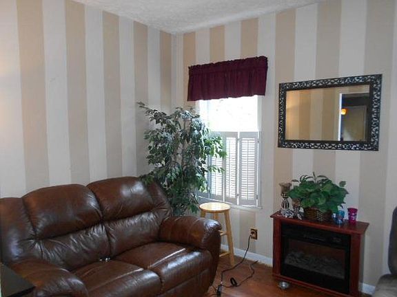 5th image of 102 Janet St