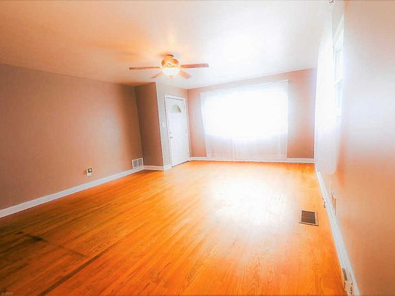 4th image of 216 Greenlea St
