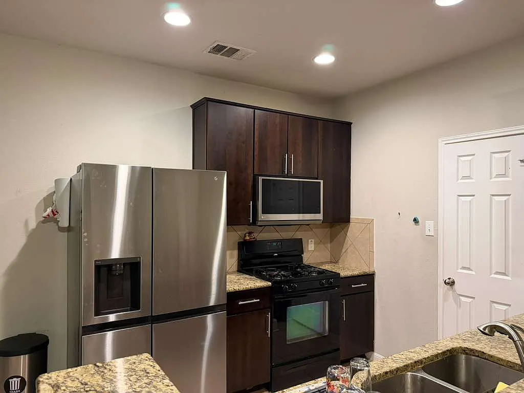 3 bed, 2.5 bath, 1552 sqft, $1,990 — Photo 3