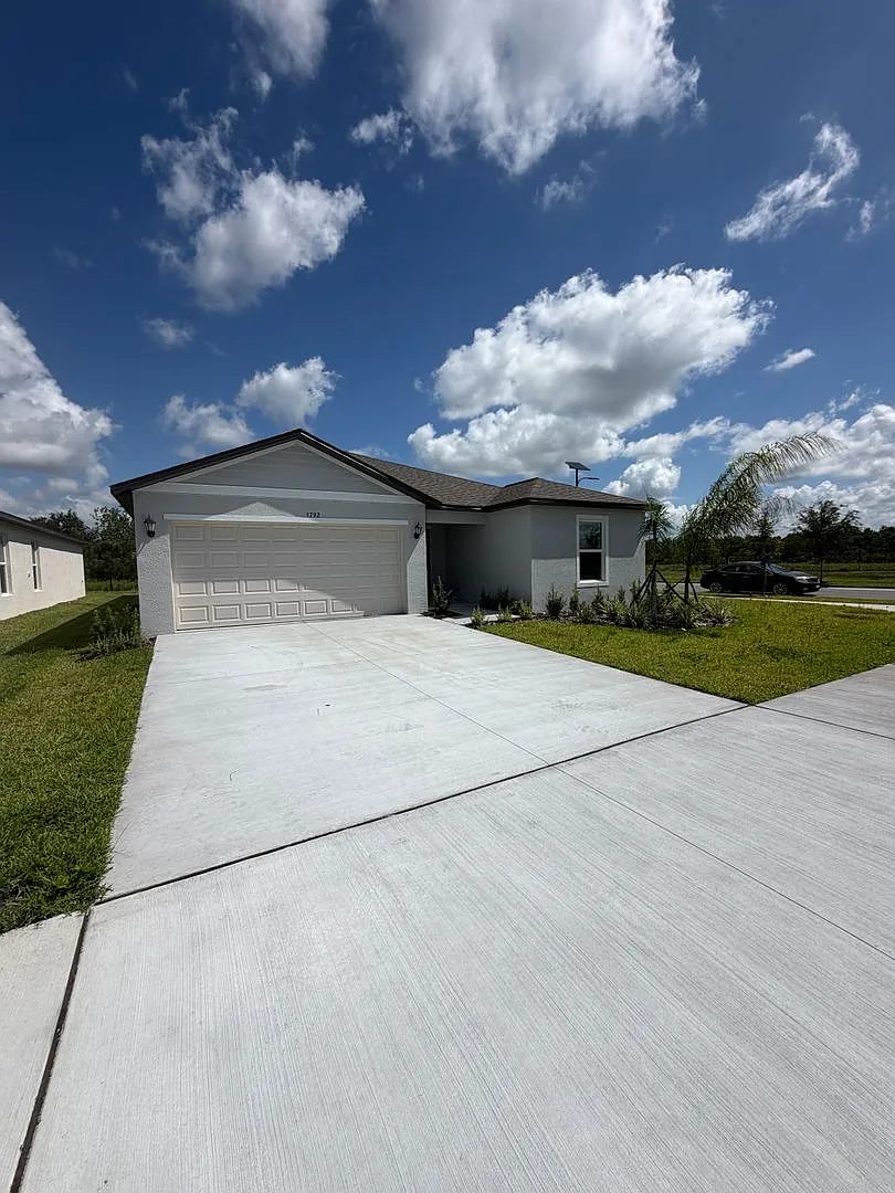 Brand new 4 Bedroom 3 Bathroom with Den — Photo 1