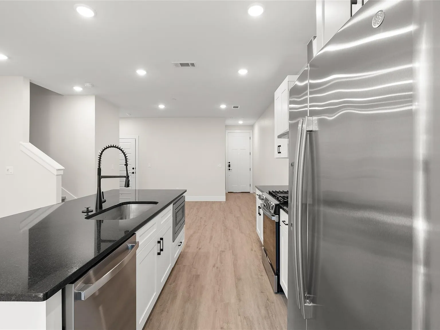 4 bed, 2.5 bath, 1914 sqft, $3,649 — Photo 2