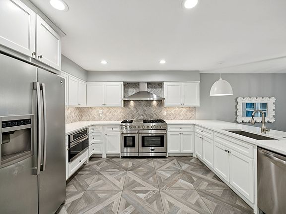 3rd image of 7018 Blackwood Dr