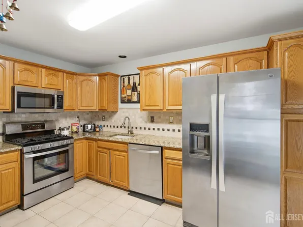 10 Burr Ct, Plainsboro, NJ 08536