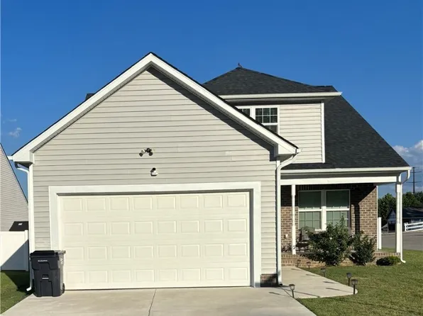 3901 Lighthouse Ln, Hopewell, VA 23860