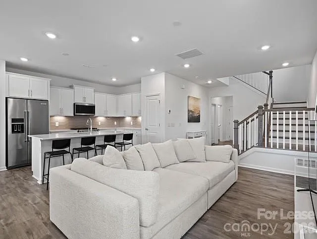 4 bed, 3.0 bath, 2164 sqft, $2,300 — Photo 1