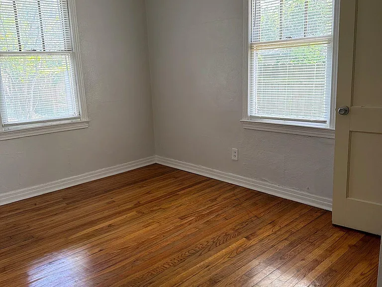 2052 W 17th St — Photo 11