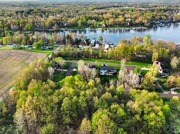 8655 Heron Ct, Watervliet, MI 49098