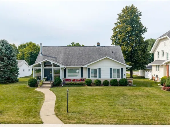 111 E 7th St, Gridley, IL 61744