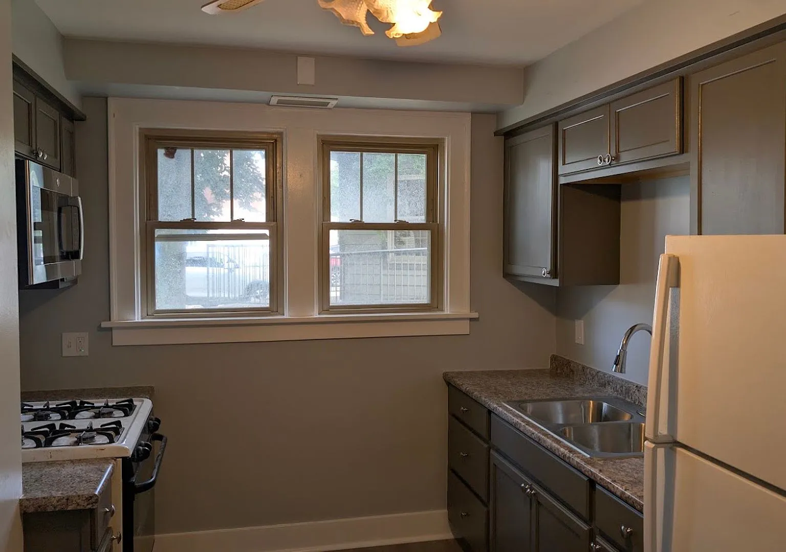 Bellevue, Avalon - First Floor Large 2 Bedroom Apartment — Photo 1