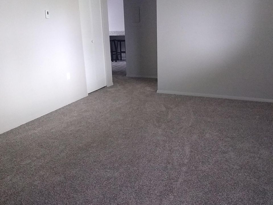 1st image of 904 Goguac St W