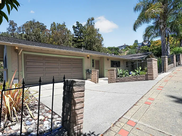 525 Hampton Rd — Photo 2
