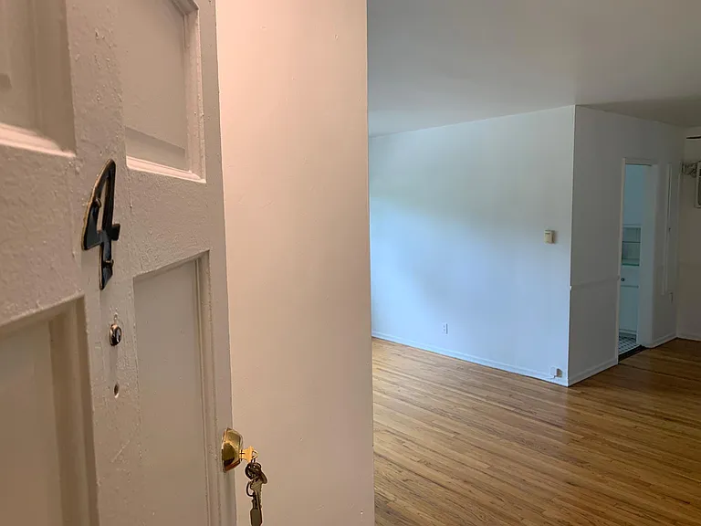 408 N Doheny Dr #4 — Photo 6