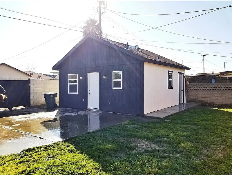 Studio, 1.0 bath, 350 sqft, $1,000 — Photo 2
