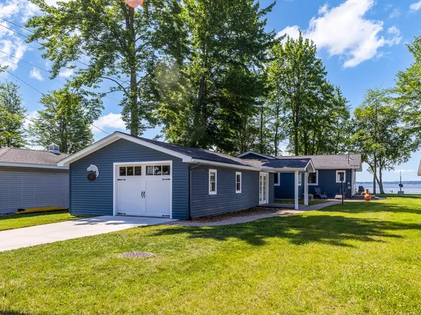 1115 Long Point Dr, Houghton Lake, MI 48629