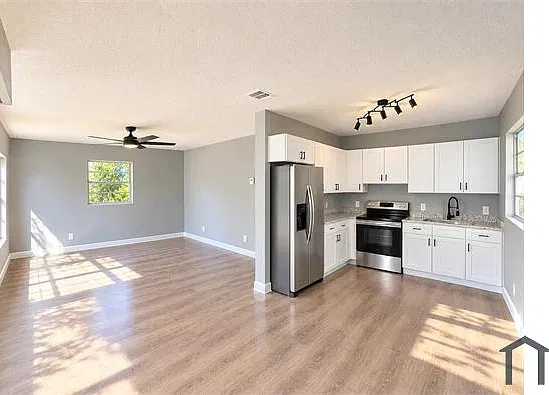 4 bed, 992 sqft, $1,800 — Photo 2