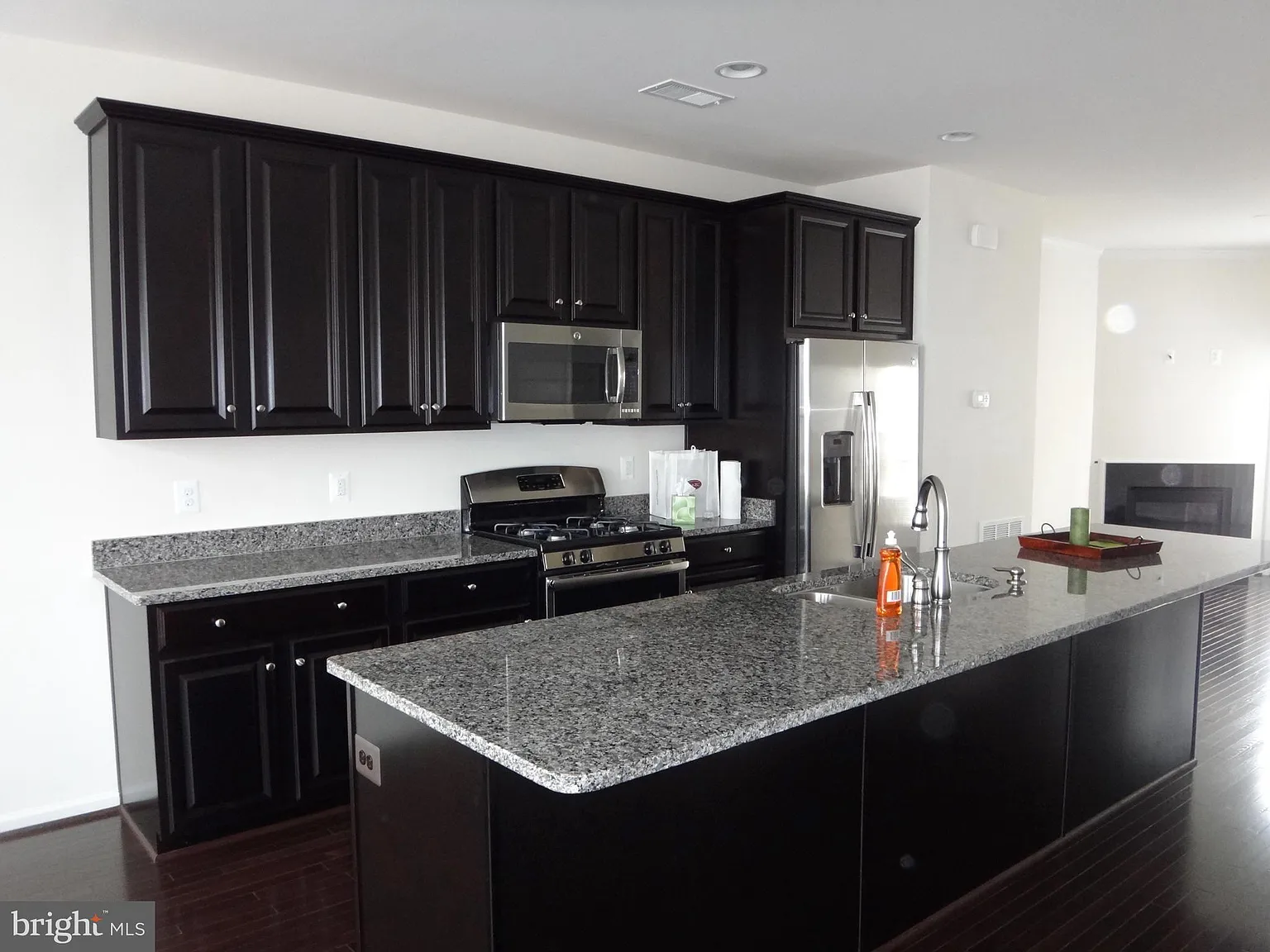 3 bed, 3.5 bath, 1833 sqft, $2,900 — Photo 4