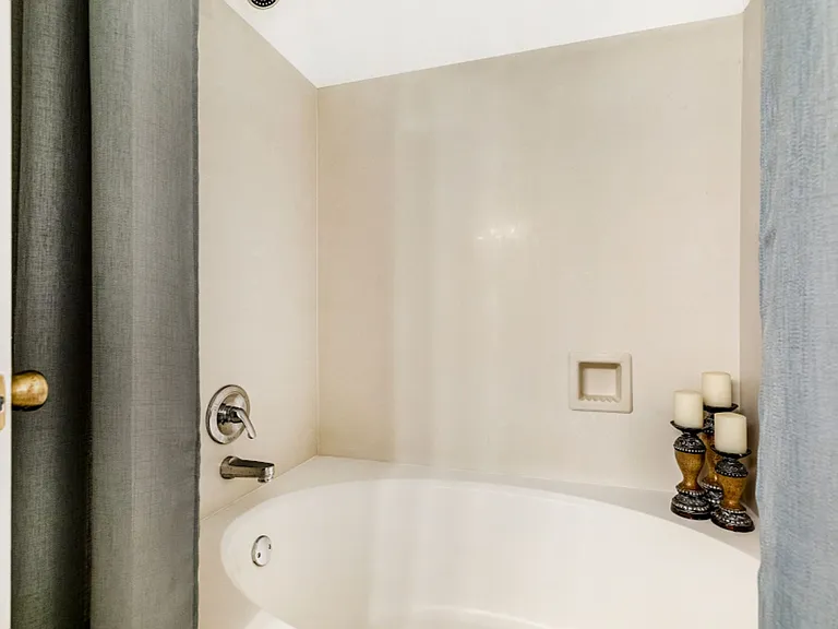 Lakes of Chateau Estates South — Photo 13