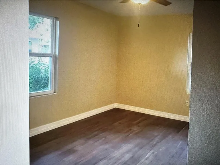 215 Anna St — Photo 2