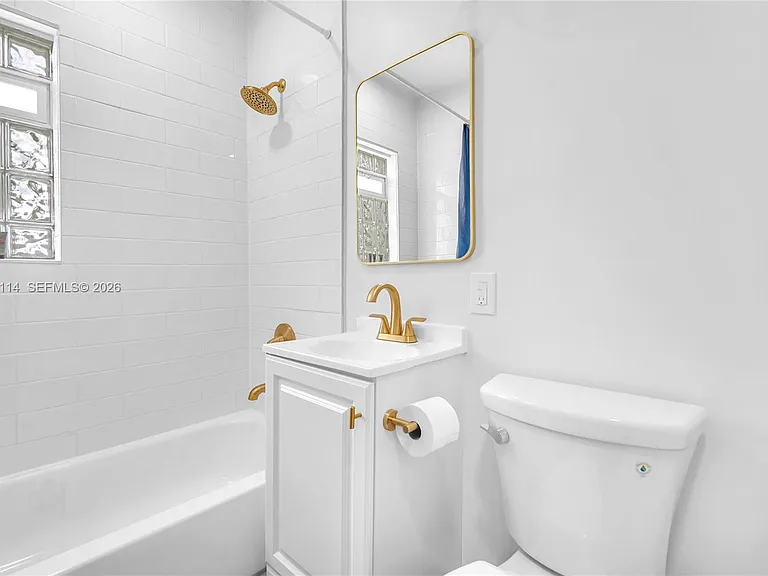 261 SW 15th St #3 — Photo 8